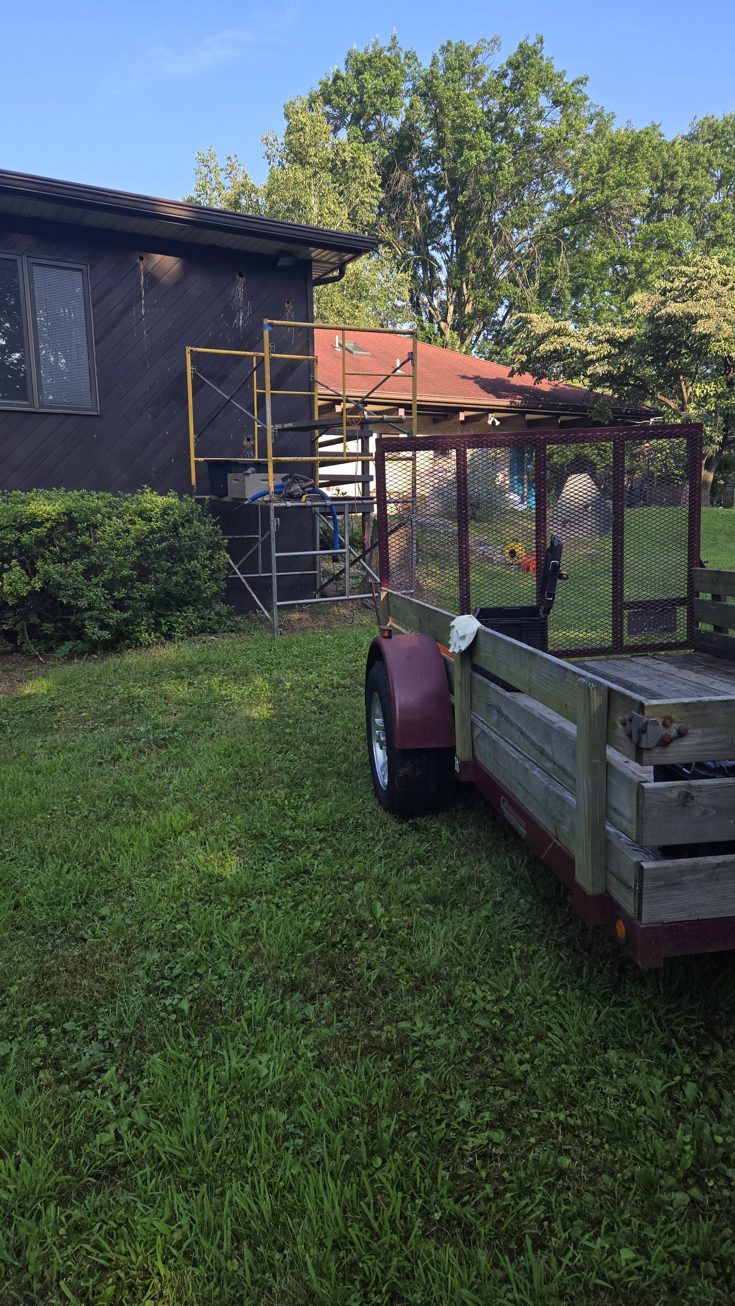 Been's Bees scaffolding setup against a Central PA home for a multi-story honey bee removal